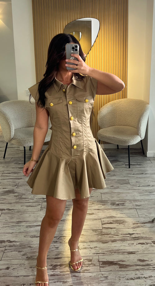 Robe beige à boutons