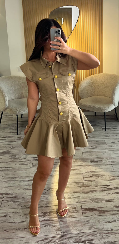 Robe beige à boutons