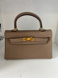 Sac taupe détails or