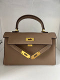 Sac taupe détails or