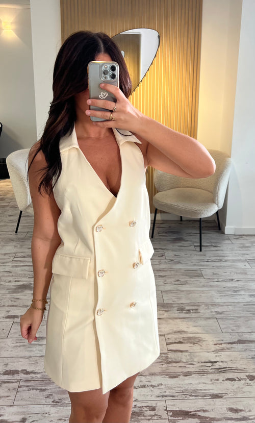 Robe jaune pastel à boutons